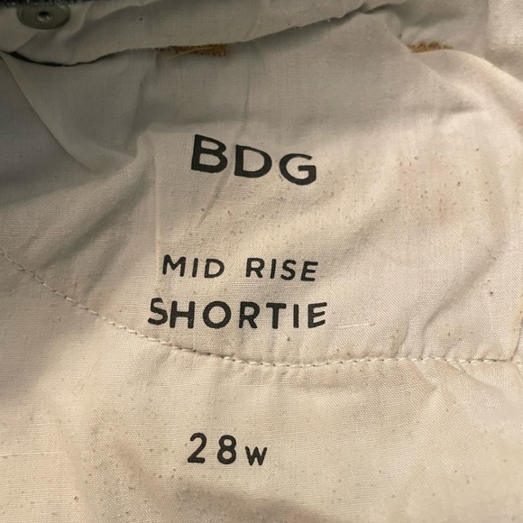 Urban Outfitters BDG Midrise Shortie Distressed Med Wash Size 28 - Picture 6 of 7